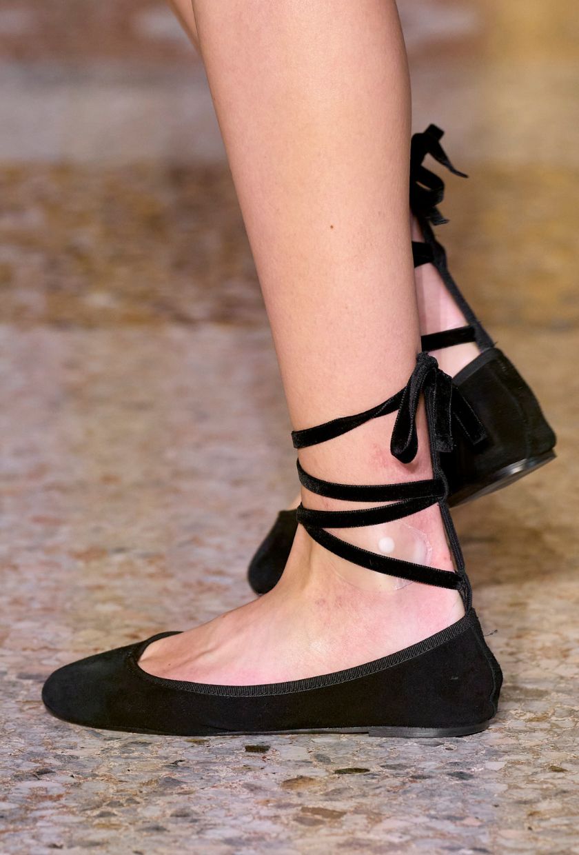 hijRxsF7ZUhDVaVo46CeZV 5 اتجاهات أنيقة للأحذية المسطحة لعام 2025 لتقليدها هذا الشتاء