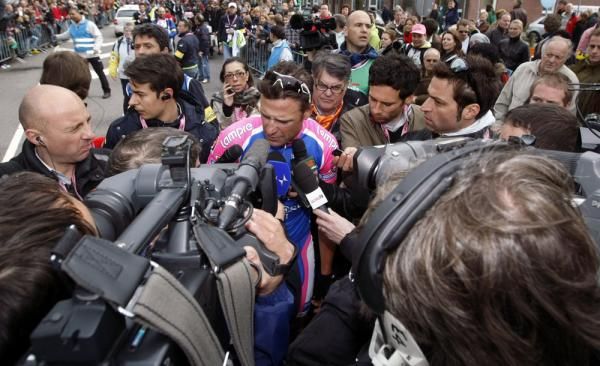 Alessandro Petacchi (Lampre-Farnese Vini) is mobbed by the media after the stage