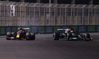 Max Verstappen och Lewis Hamilton kolliderar vid Saudiarabiens GP