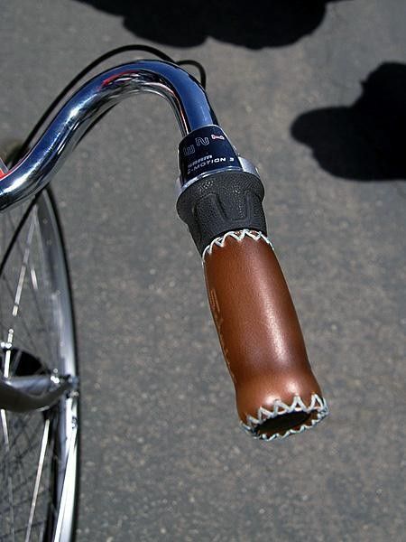 Even with its retro looks, the Schwinn Coffee sports modern details such as the SRAM i-Motion 3-speed internally geared rear hub.
