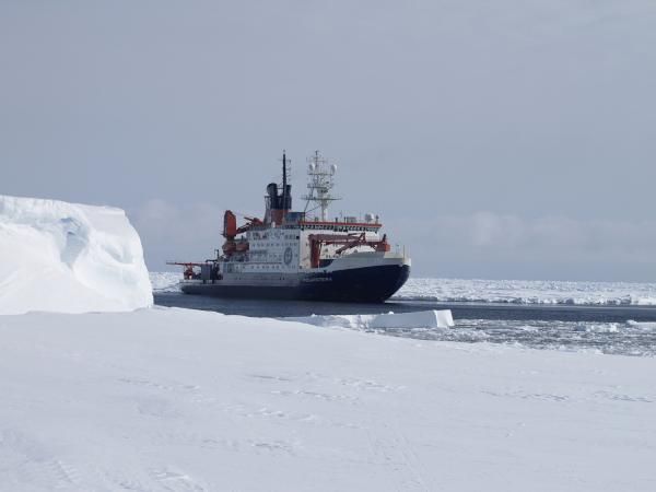 polarstern-icebreaker-101111-02