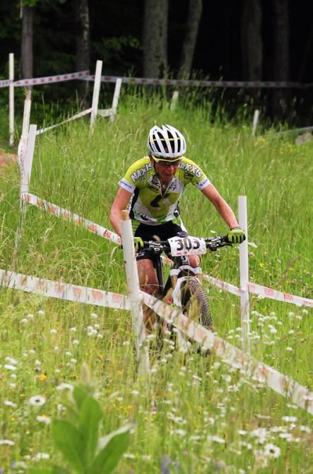 Amanda Sin (Soctt 3Rox Racing) on singletrack through the tall grass