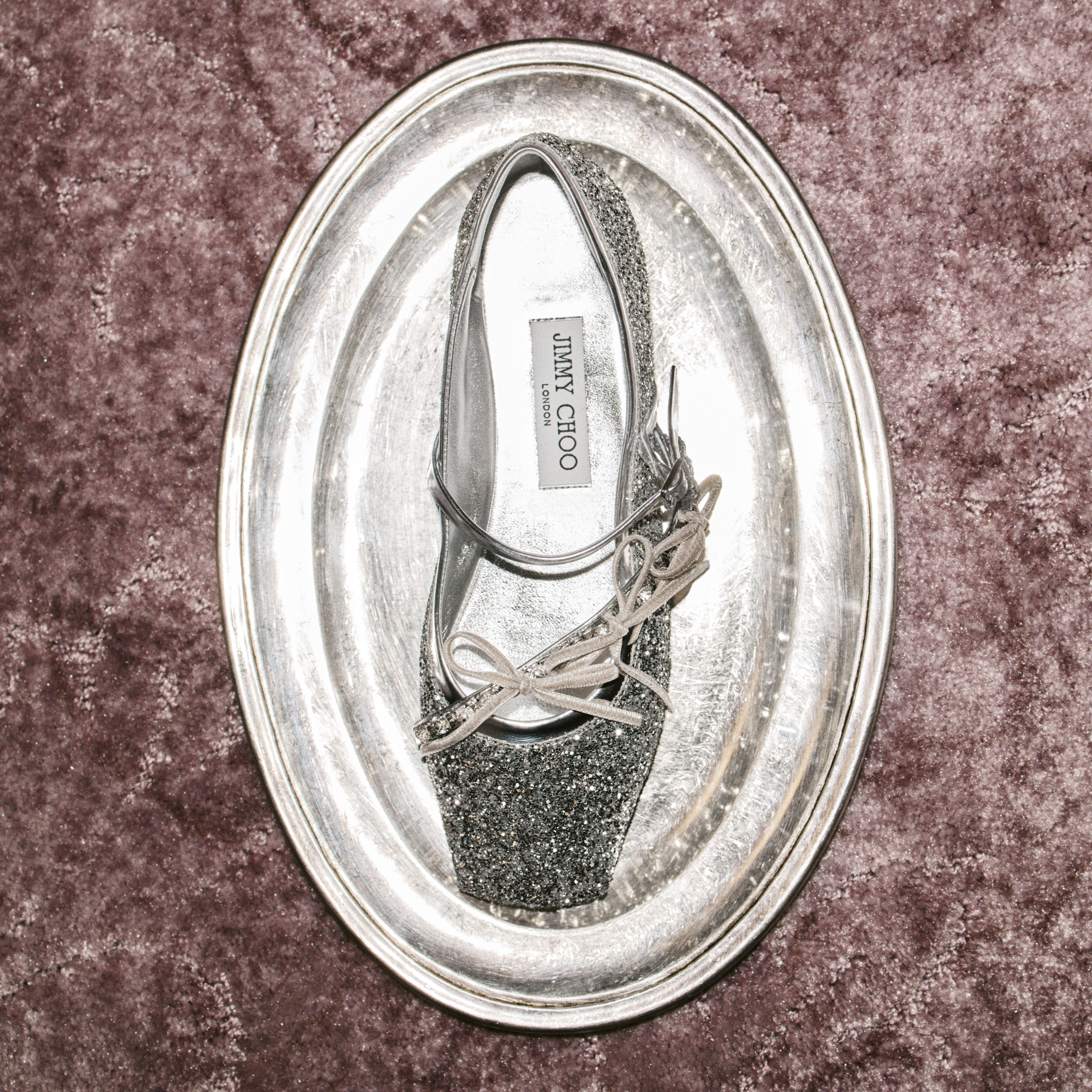 Un brillante zapato plano de fiesta Jimmy Choo servido en bandeja de plata