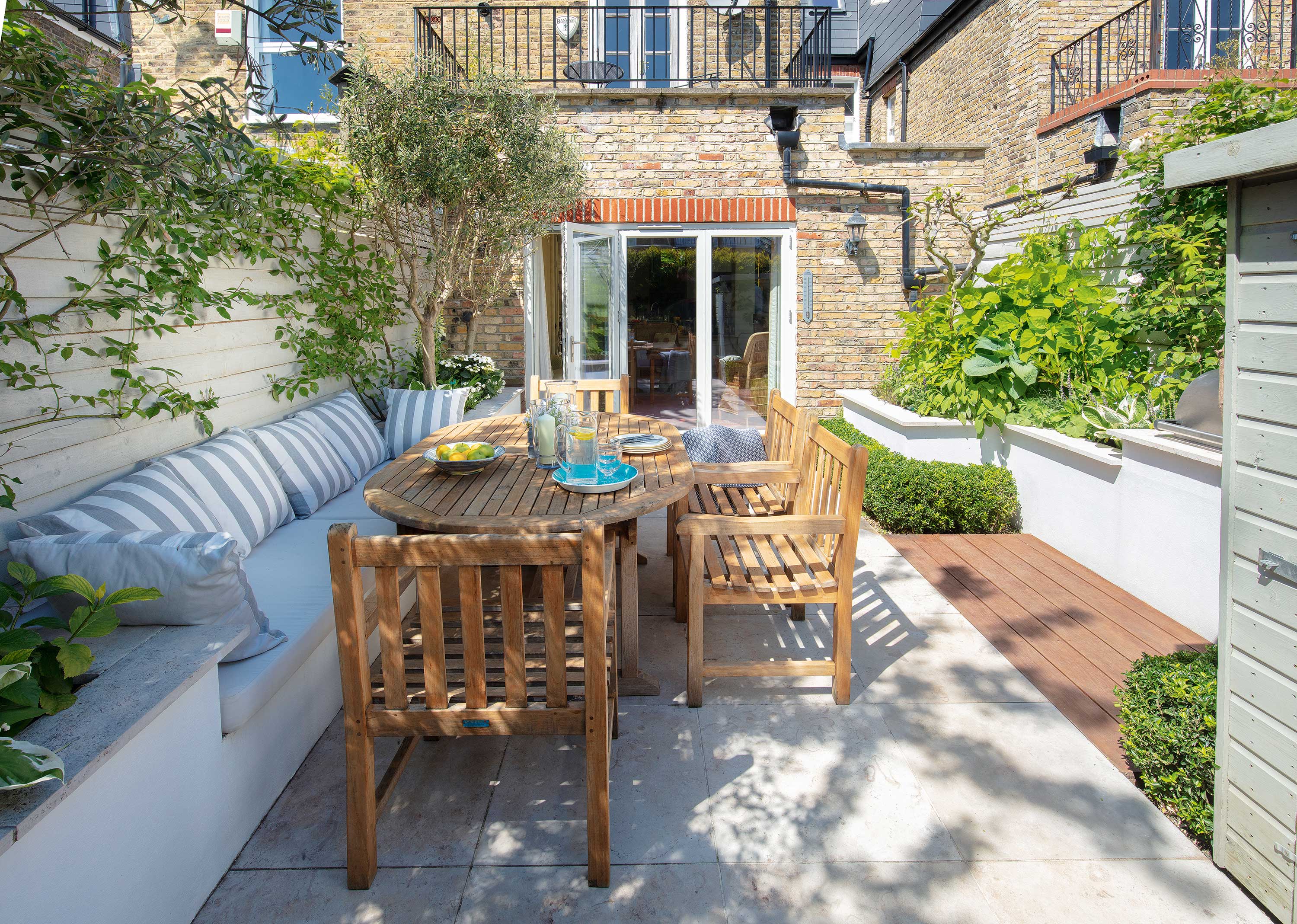 low maintenance garden ideas: urban dining area