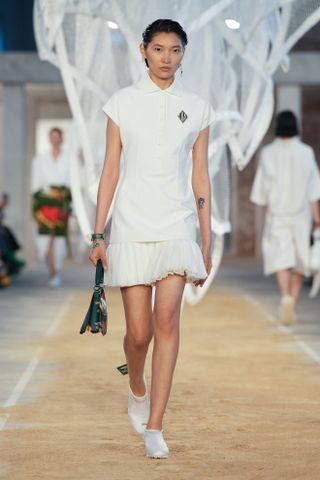 Tenniskleid bei Lacoste für die Paris Fashion Week Frühling Sommer 2025