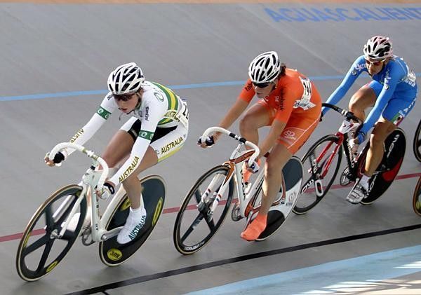 18 year-old Tomic leads during the women's scratch race.