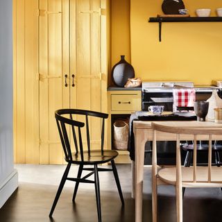 how to use the colour wheel, yellow kitchen with black accents, blond wood table and chairs