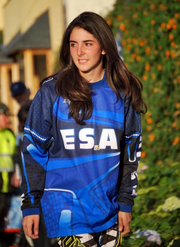 Mariana Salasar comes to the stage to receive her medal.