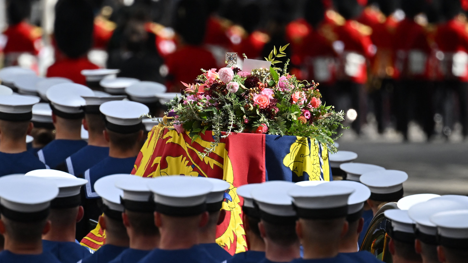 The heartfelt meaning behind Queen Elizabeth's funeral flowers | Marie ...