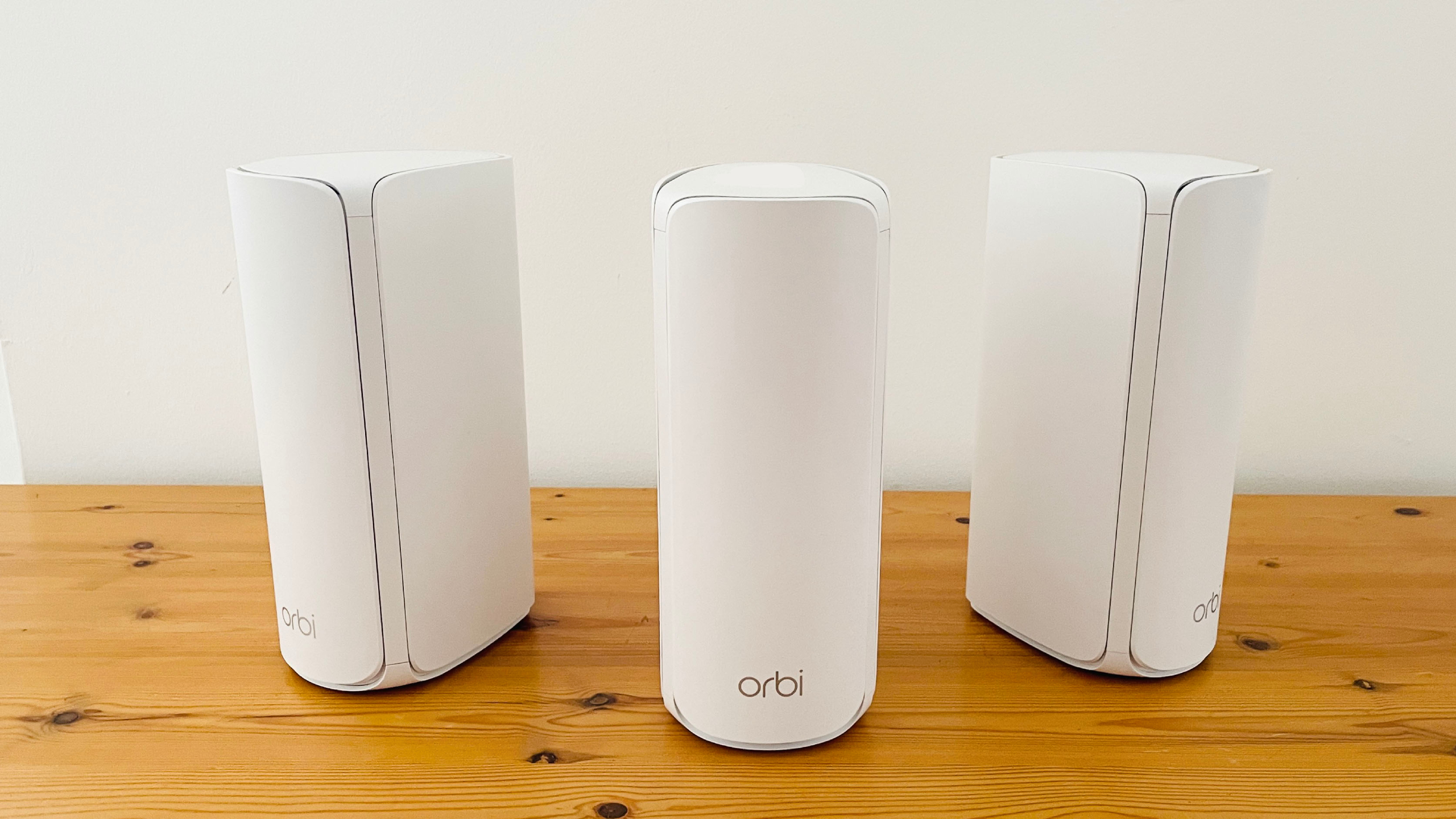 Enrutador de lado a lado Netgear Orbi 770 sobre la mesa