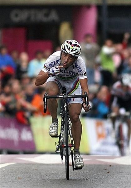 Paolo Bettini (Quick Step) gives his victory salute
