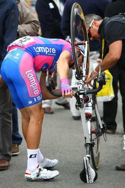 Danilo Hondo (Lampre - ISD) does some final checks on his rig