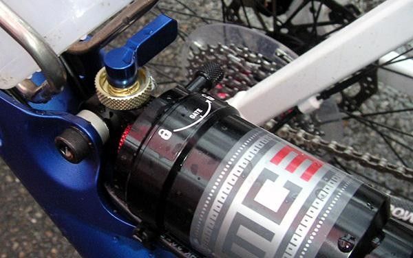 Three-position switch on the MC 3.3 rear shock