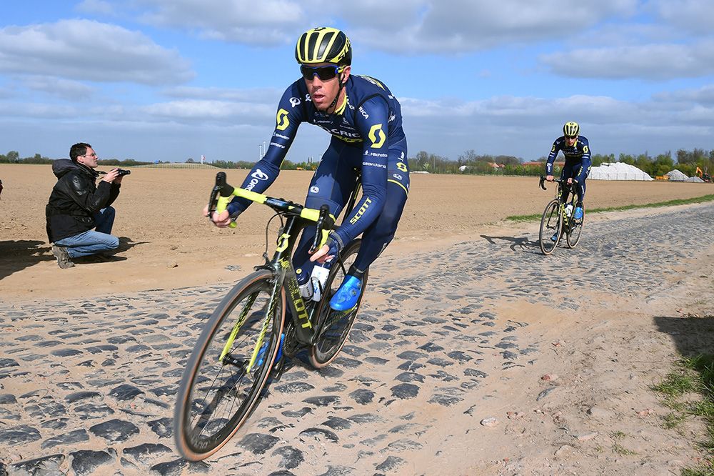 Matt Hayman (Orica-Scott) takes the best line on a cobbled corner