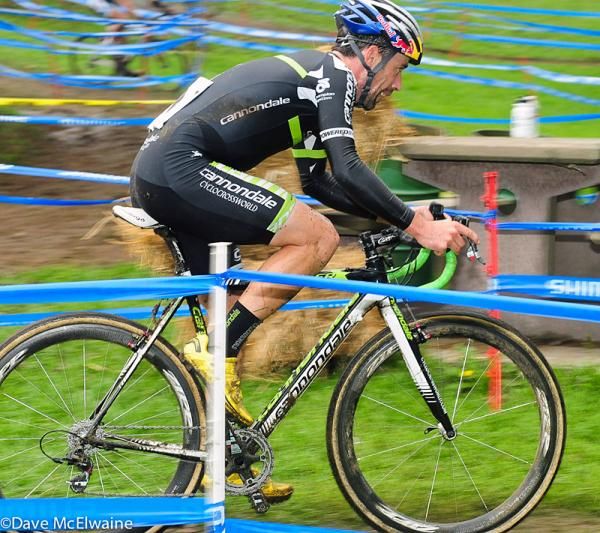 Tim Johnson (Cannondale p/b Cyclocrossworld) giving maximum effort to hold off Powers