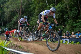 Christopher Blevins (Specialized Factory Racing) leads Alan Hatherly (Cannondale Factory Racing)