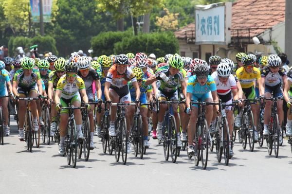 The peloton passes through a Chongming town