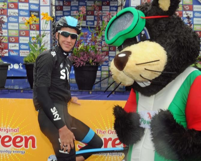 Josh Edmondson (Sky) with a fan at the start of stage 5