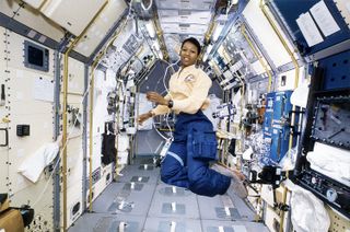 Astronautul NASA Mae Jemison a zburat cu naveta spațială Endeavour în septembrie 1992, devenind prima femeie de culoare care a călătorit în spațiu.