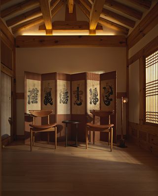 Hanok reading room with munijado screen