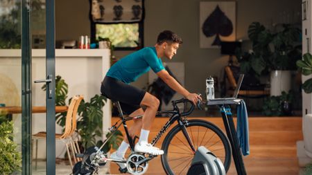 Male cyclist using ERG mode on his smart trainer for his indoor cycling session