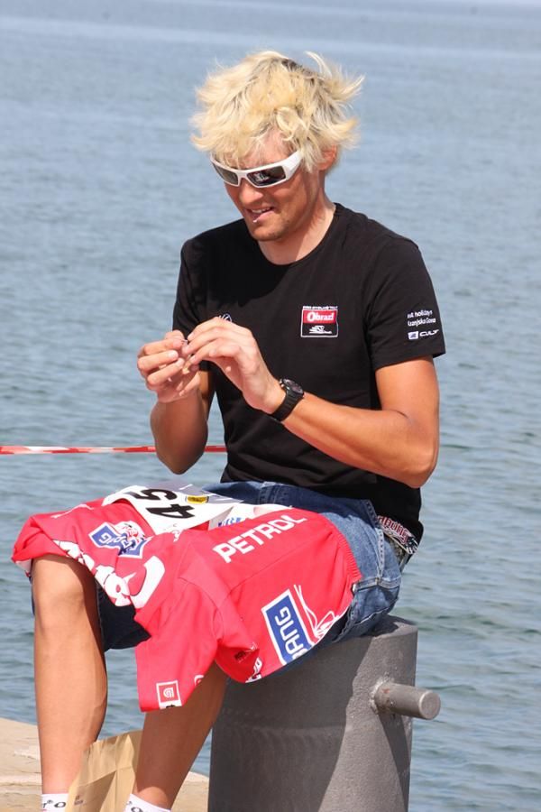 Luka Rakusa (Obrazi Delo Revije) pins on his number.