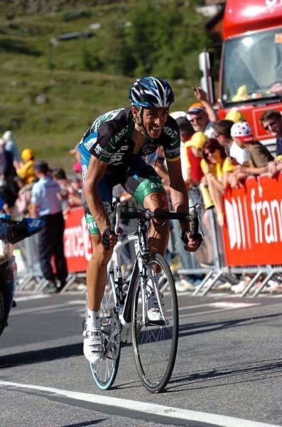 Alberto Contador (Discovery Channel) rode strongly