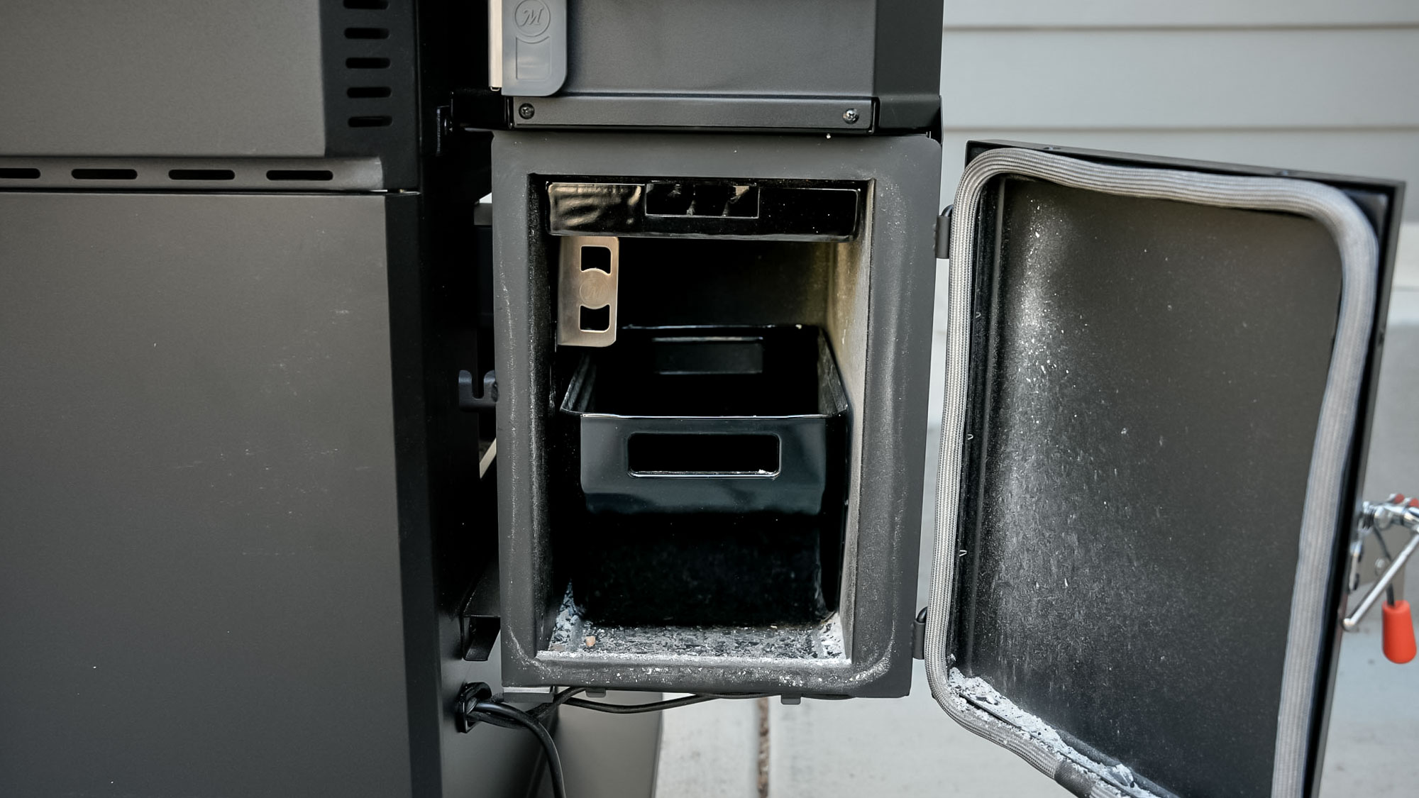 The Masterbuilt Gravity Series 1150 with pellet door open