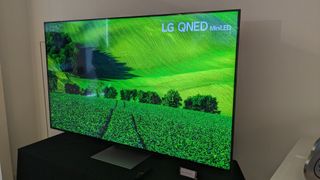 LG QNED90 with green field on screen