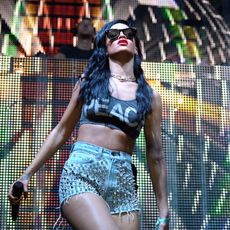 Entertainment, Music, Performing arts, Music artist, Sunglasses, Performance, Waist, Abdomen, Thigh, Stage, 