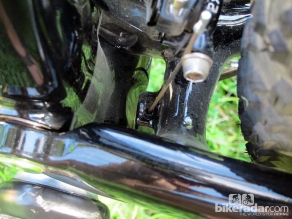 A cleverly pivoting housing stop self-adjusts to accommodate different front derailleur designs.