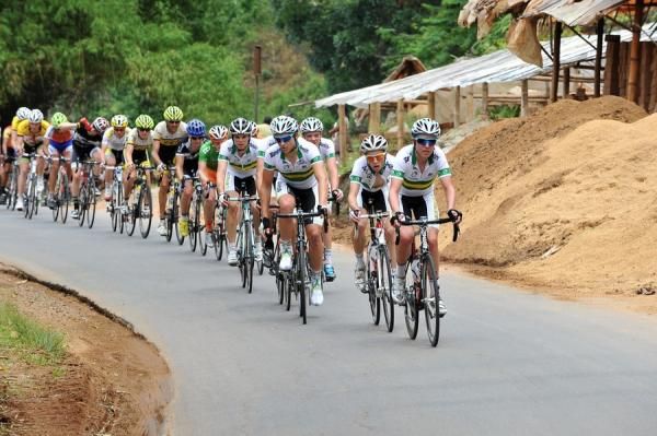Australian National Team riders lead the first peloton in the Labuh Gunung area at stage 2 Tour de Singkarak 2012.