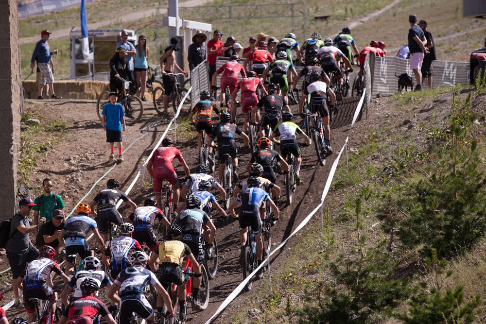 The men&acirc;s field begins the climb out of the start of their six-lap race.