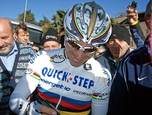 A smiling World Champion Paolo Bettini signs autographs prior to the start.