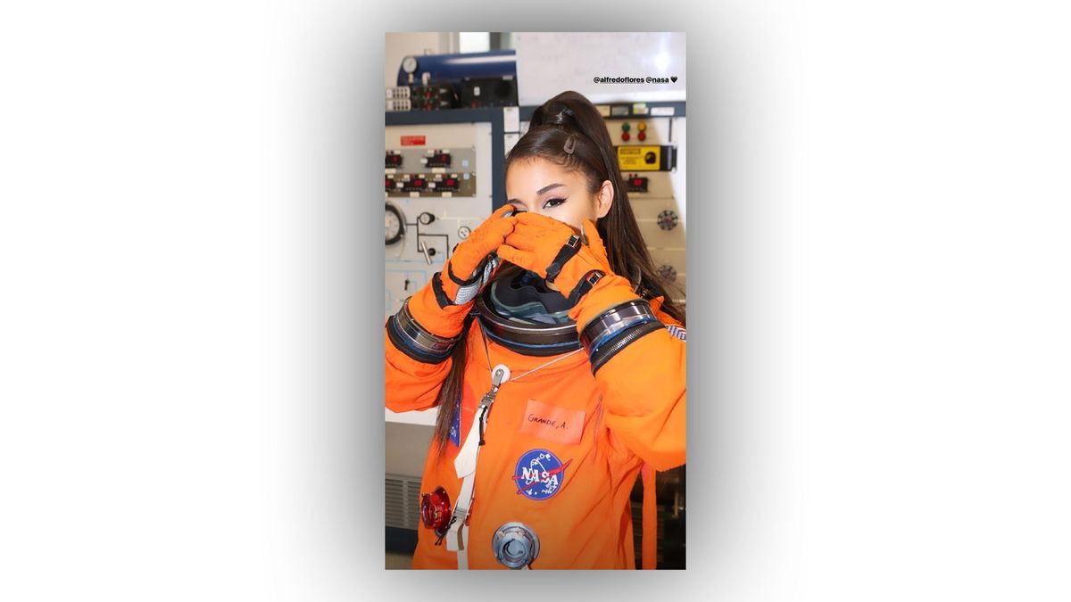 Ariana Grande Loves Space So Nasa Took Her To Mission Control Space 