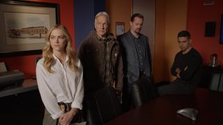 NCIS-sarjan näyttelijät seisovat huoneessa