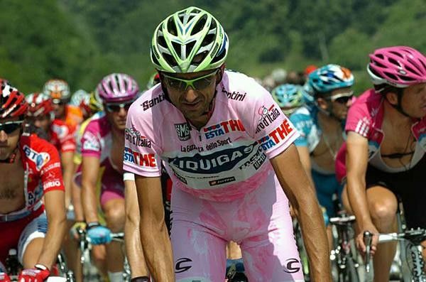 Andrea No&egrave; (Liquigas) in the race leader's Maglia Rosa.