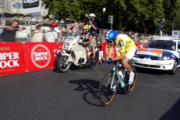Ruben Plaza, last year's winner, wears yellow in the prologue.
