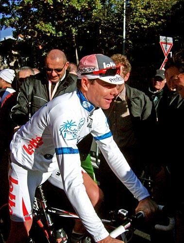 Cadel Evans (Predictor-Lotto) shows up in the ProTour leader's jersey for the first time.