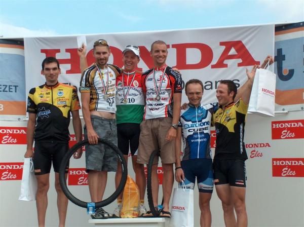 Andr&aacute;s Parti tops the elite men's podium.