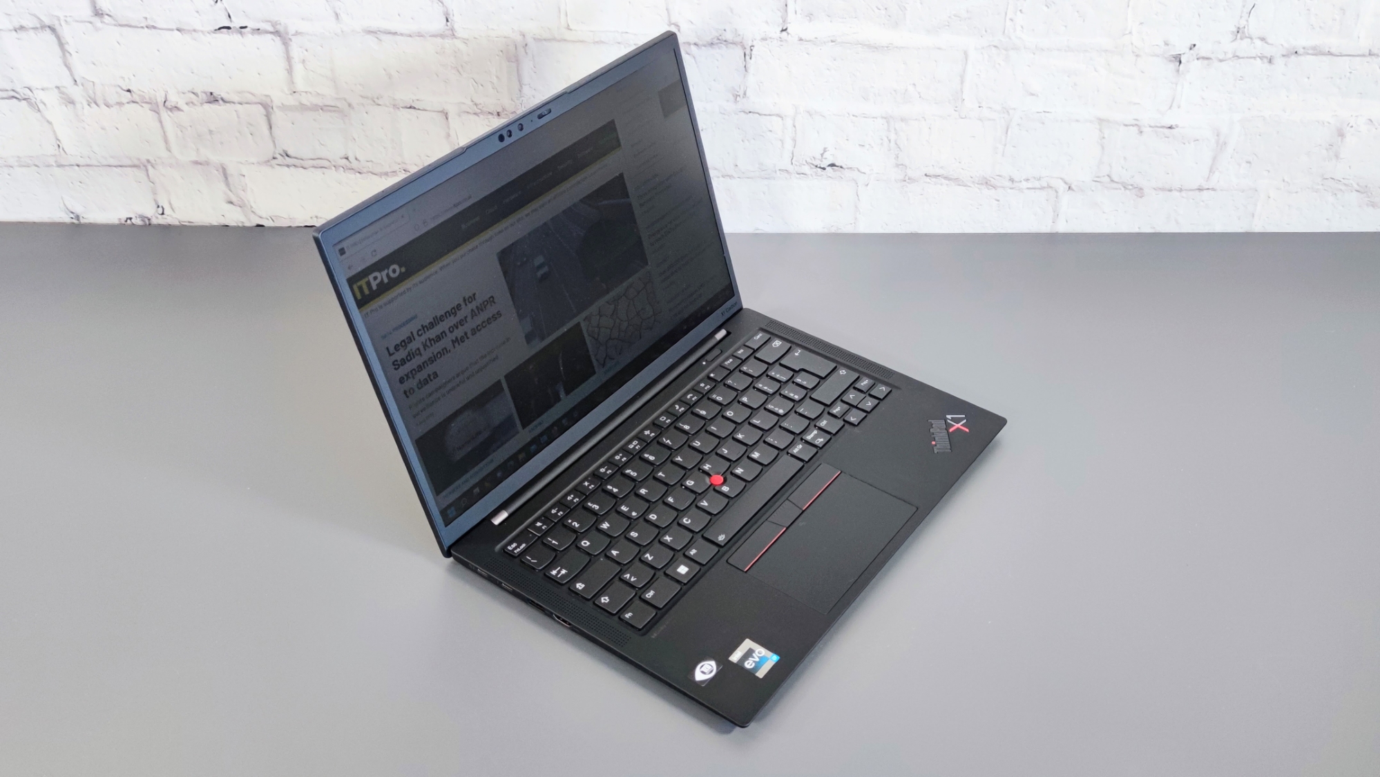 Lenovo ThinkPad X1 Carbon (Linux Edition) Review: A Top-Notch Laptop