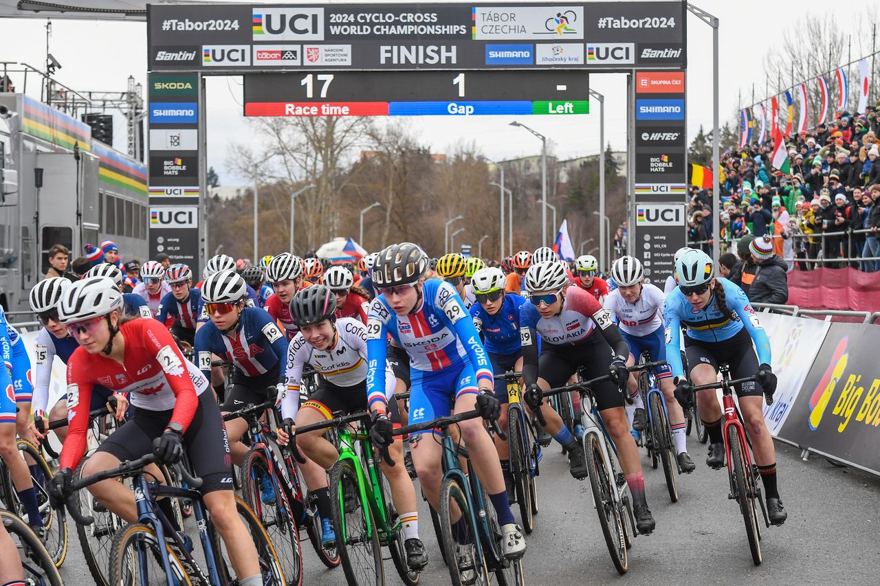 The hectic start of the Junior women's cyclocross World Championships