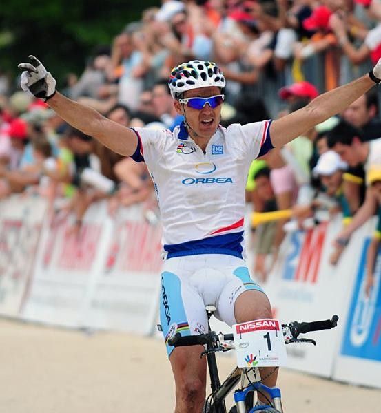 Julien Absalon (Orbea) has had plenty of practice giving a winning salute