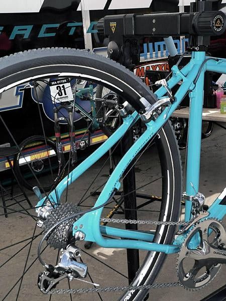 Loop stays transition seamlessly from seat stay into chain stay.