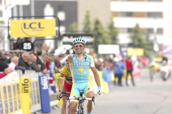 Alberto Contador (Astana) wins on L'Alpe d'Huez