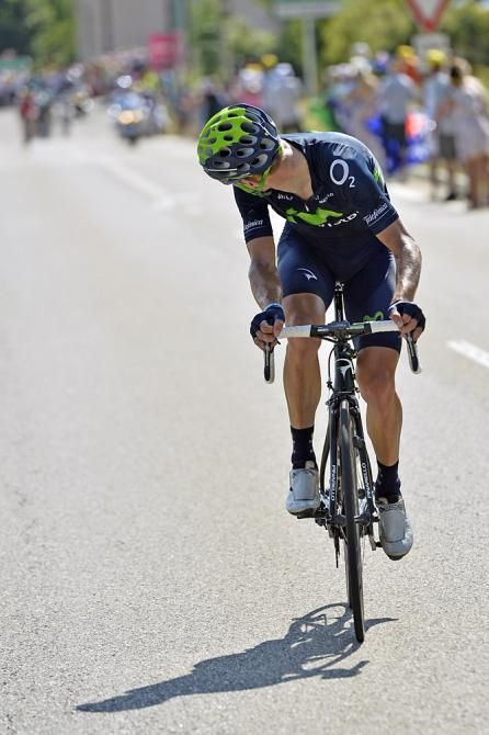 Rui Costa (Movistar) checks his margin