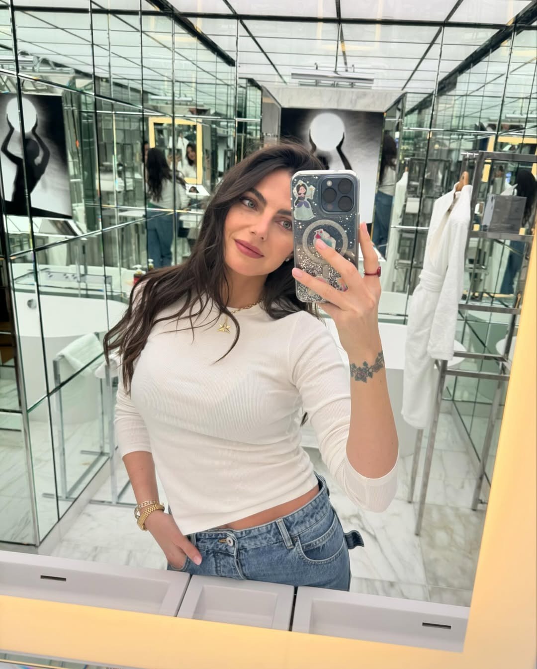 Kelly Piquet taking a mirror selfie.