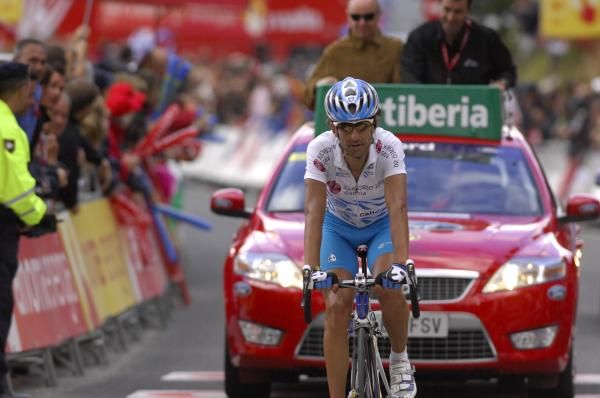 Ezequiel Mosquera (Xacobeo Galicia) crosses the line in Andorra.