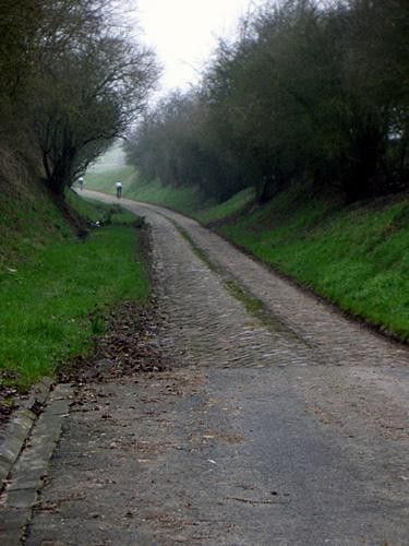 The course leaves Qu&eacute;r&eacute;naing with a gentle descent.