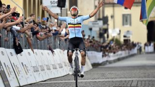 Gianni Vermeersch wins the first gravel rainbow jersey